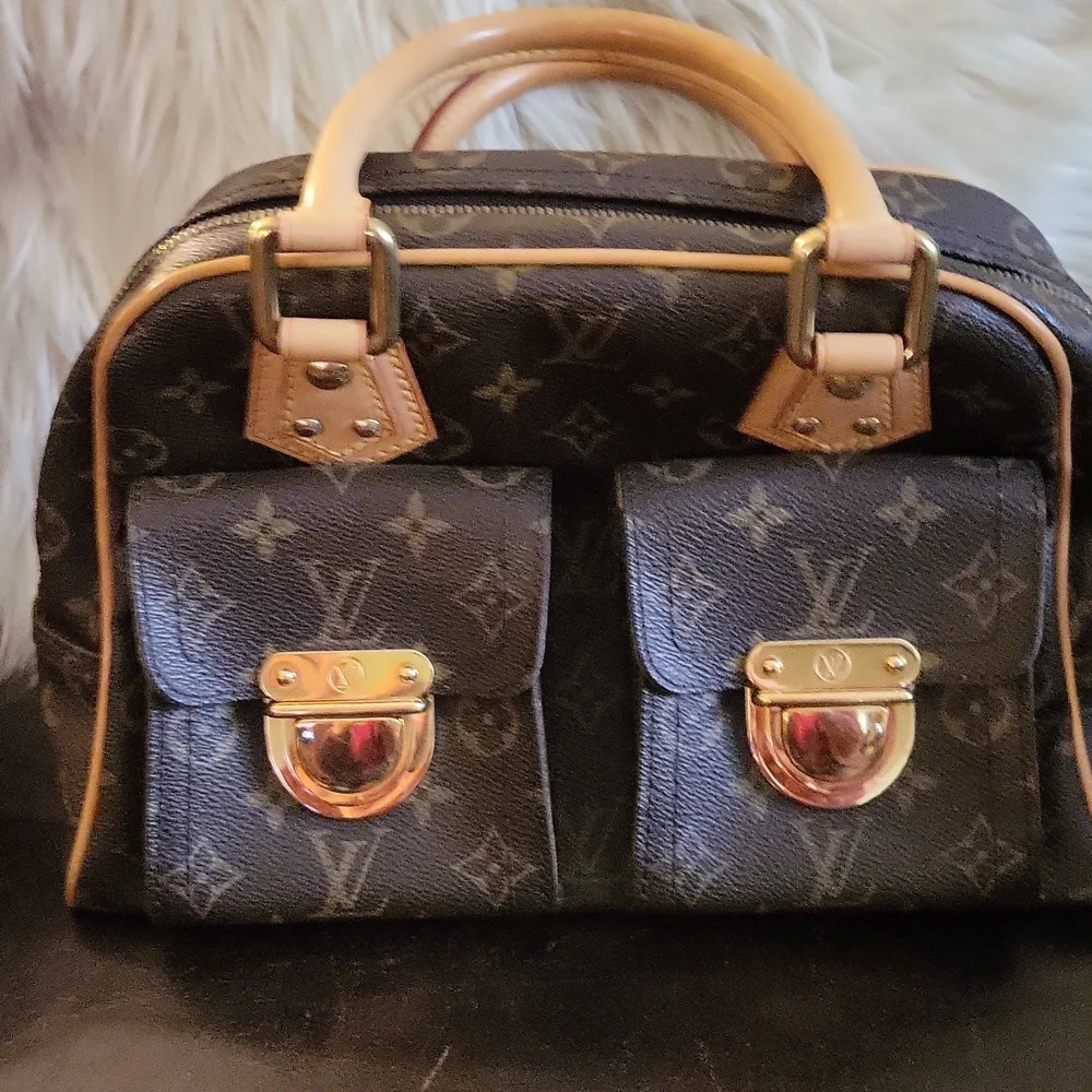 LOUIS VUITTON 🎀 EXCELLENT CONDITION 🩵DISCONTINUED 💄**MANHATTAN PM**💄 - Picture 2 of 14